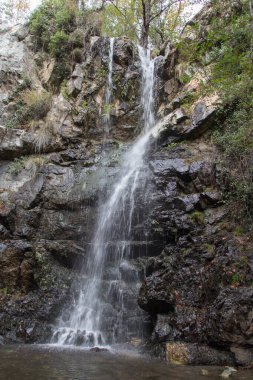 Bir akarsu manzarası düştü. Millomeris Şelalesi, Pano Platres, Kıbrıs 'a doğa yolu.