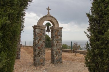 Larnaka, Kıbrıs - 14 Ekim 2019: Kıbrıs Rum Kesimi 'nin Larnaka kentindeki Azizler Çan Kulesi Kilisesi manzarası.