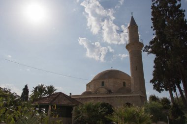 Larnaca, Kıbrıs - 16 Ekim 2019: Hala Sultan Tekke 'nin 16 Ekim 2019' daki dış görünümü.