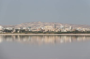 Güneşli bir günde tuz gölü manzarası, Larnaca, Kıbrıs.
