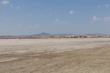 Güneşli bir günde tuz gölü manzarası, Larnaca, Kıbrıs.