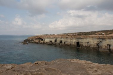 Kıbrıs Rum Kesimi 'nin Cape Greco kentindeki kayalık kıyı ve deniz manzarası.