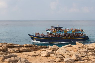 Ayia Napa, Kıbrıs - 17 Ekim 2019: Kıbrıs Rum Kesimi 'nin Ayia Napa kentinde 17 Ekim 2019 tarihinde Cape Greco' daki Discovery yolcu gemisinin manzarası.