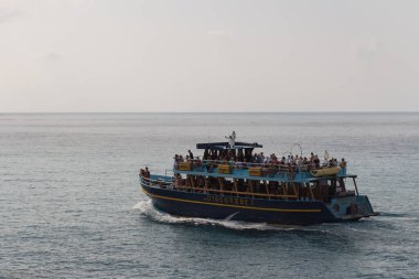 Ayia Napa, Kıbrıs - 17 Ekim 2019: Kıbrıs Rum Kesimi 'nin Ayia Napa kentinde 17 Ekim 2019 tarihinde Cape Greco' daki Discovery yolcu gemisinin manzarası.