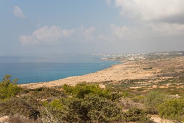 Kıbrıs Rum Kesimi 'nin güneşli bir günde Cape Greco etrafındaki kıyı şeridi manzarası.