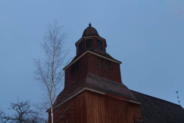 Stockholm, İsveç - 29 Aralık 04 2018: Seglora kilisesinin kışın üst manzarası, Skansen Açık Hava Müzesi 29 Aralık 'ta İsveç' te.