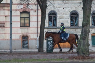 Stockholm, İsveç - 30 Aralık 2018: 30 Aralık 2018 Stockholm İsveç 'te devriye gezen polislerin manzarası.