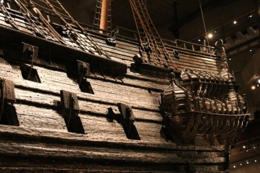 Stockholm, İsveç - 30 Aralık 2018: Vasa Müzesi 'nin 30 Aralık 2018 tarihinde Stockholm' deki Vasa top pencerelerinin manzarası.