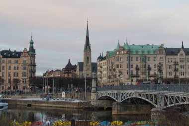 Stockholm, İsveç - 30 Aralık 2018: Ostermalm bölgesi kemerli köprü ve Oscar 'ın kilisesi 30 Aralık 2018 tarihinde Stockholm İsveç' te.