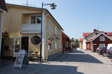 İsveç, Trosa - Haziran 07 2019: Güneşli bir günde İsveç 'in Trosa kentinin tipik caddesi.