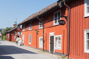 İsveç, Trosa - Haziran 07 2019: Garvaregarden, müze ve eski esnaf çiftliğinin güneşli bir günde Trosa, İsveç 'te sokak manzarası.