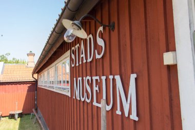 İsveç, Trosa - Haziran 07 2019: Garvaregarden, müze ve eski esnaf çiftliğinin güneşli bir günde 07 Haziran 2019 'da Trosa, İsveç' te görülmesi.