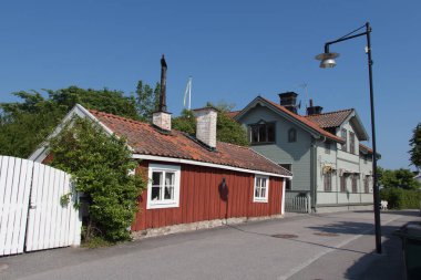 İsveç, Trosa - Haziran 07 2019: Güneşli bir günde Trosa 'nın en eski binası olan Abladsstugan' ın dış görünümü.