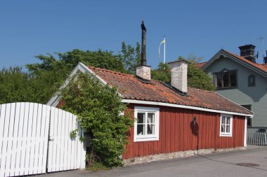 İsveç, Trosa - Haziran 07 2019: Güneşli bir günde Trosa 'nın en eski binası olan Abladsstugan' ın dış görünümü.