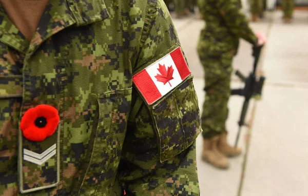 Bandeira Canadá Sobre Uniforme Militar Soldado Com Arma Fundo Soldados — Fotografia de Stock