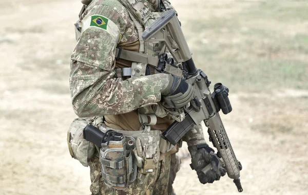 Soldado Com Espingarda Assalto Bandeira Brasil Uniforme Militar Colagem — Fotografia de Stock