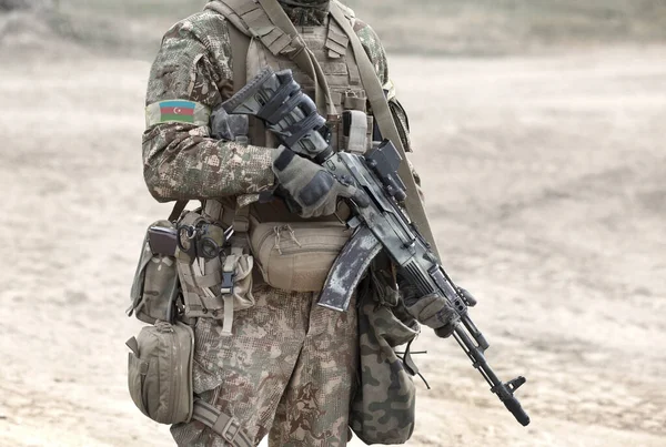 Tentara Dengan Senapan Serbu Dan Bendera Azerbaijan Pada Seragam Militer — Stok Foto