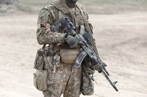 Soldat Med Attackgevär Och Papua Nya Guineas Flagga Militäruniform Kollage — Stockfoto