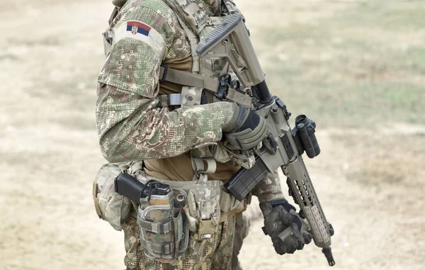 Soldat Avec Fusil Assaut Drapeau Serbie Uniforme Militaire Collage — Photo