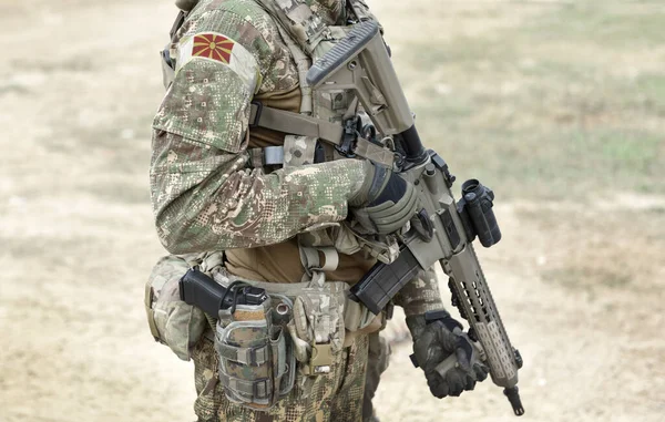 Soldat Med Stormgevær Nord Makedonias Flagg Militær Uniform Samarbeid – stockfoto