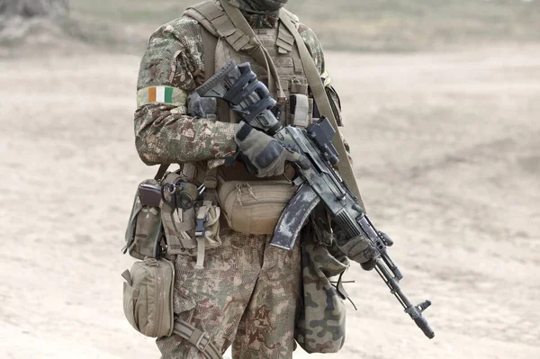 Tentara Dengan Senapan Serbu Dan Bendera Pantai Gading Atau Cote — Stok Foto