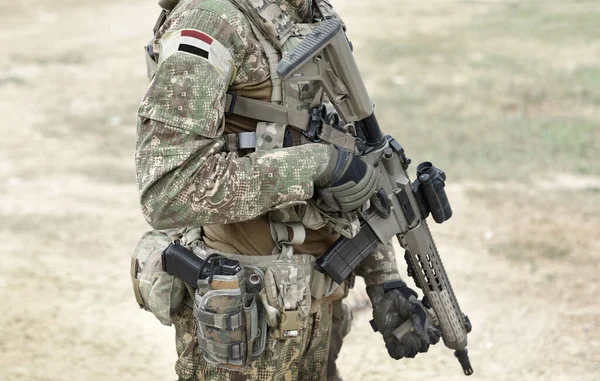 アサルトライフルと軍の制服でイエメンの旗を持つ兵士 コラージュ — ストック写真