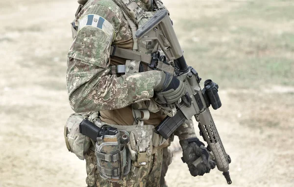 Voják Útočnou Puškou Vlajkou Guatemaly Vojenské Uniformě Koláž — Stock fotografie