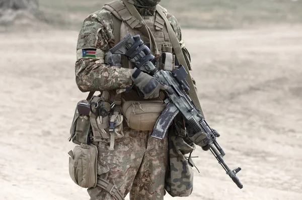 Soldato Con Fucile Assalto Bandiera Del Sud Sudan Uniforme Militare — Foto Stock