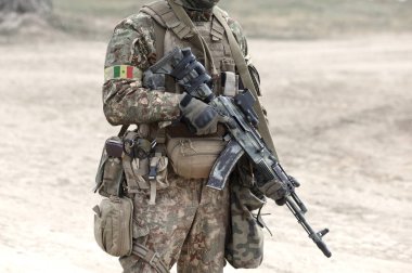 Askeri üniformalı, saldırı tüfeği ve Senegal bayrağı taşıyan asker. Kolaj. 