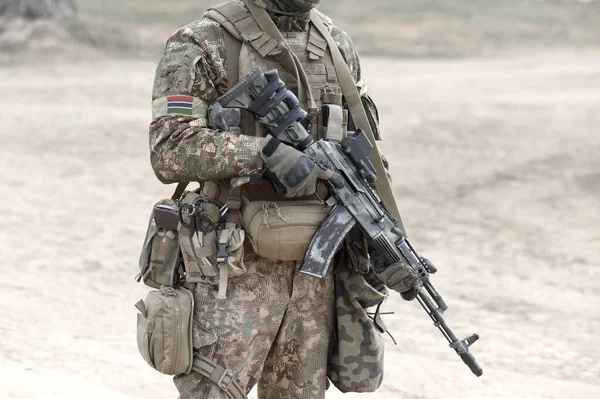 軍の制服にガンビアのアサルトライフルと旗を持つ兵士 コラージュ — ストック写真