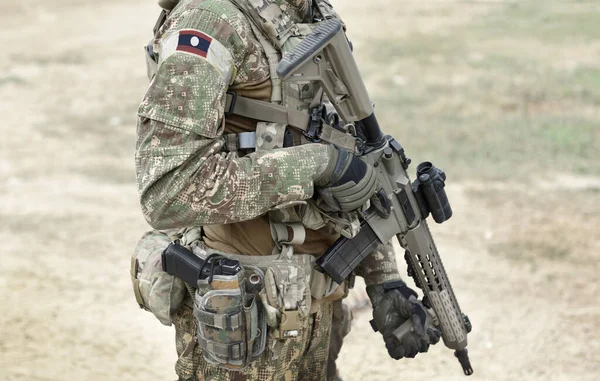 攻撃ライフルとラオスの軍事制服の旗を持つ兵士 コラージュ — ストック写真