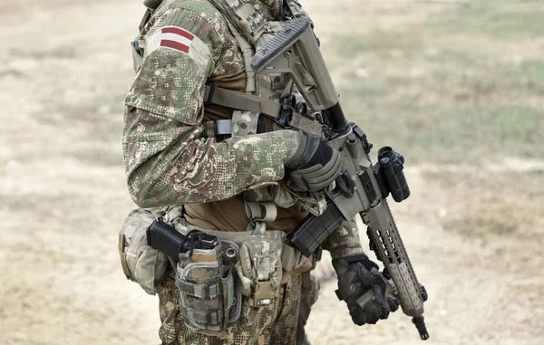 Voják Útočnou Puškou Vlajkou Rakouska Vojenské Uniformě Koláž — Stock fotografie