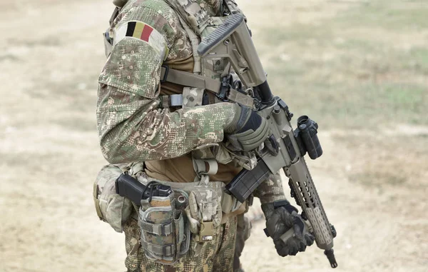 Στρατιώτης Τουφέκι Και Σημαία Βελγίου Στρατιωτική Στολή Κολάζ — Φωτογραφία Αρχείου