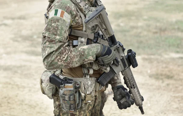 Soldado Com Espingarda Assalto Bandeira Irlanda Uniforme Militar Colagem — Fotografia de Stock