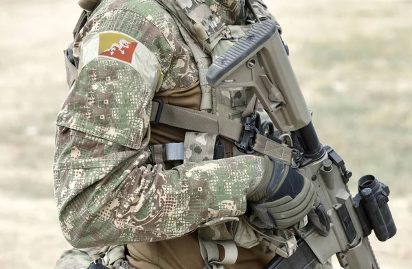 Soldato Con Fucile Assalto Bandiera Del Bhutan Uniforme Militare Collage — Foto Stock