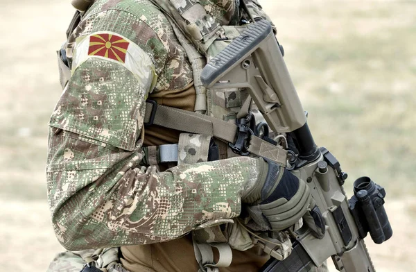 北マケドニアの攻撃ライフルと旗を持つ兵士 コラージュ — ストック写真
