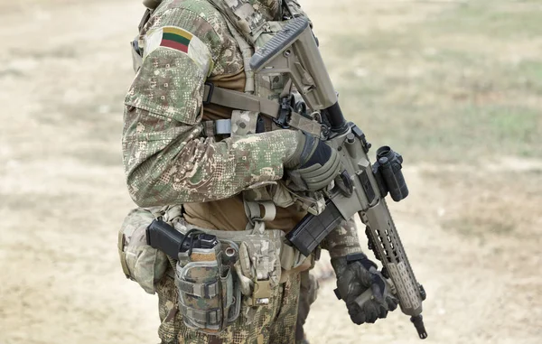 Soldado Com Espingarda Assalto Bandeira Lituânia Uniforme Militar Colagem — Fotografia de Stock