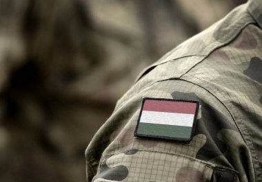 Askeri üniformalı Macaristan bayrağı. Ordu, asker, asker, Macaristan (kolaj).