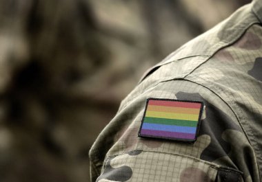 Askeri üniformada gökkuşağı bayrağı (LGBT hareketi). Homoseksüellerin orduya katılması. Orduda ayrımcılık. Kolaj.