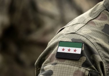 Askeri üniforma üzerine Suriye Ulusal Koalisyonu Bayrağı (kolaj).