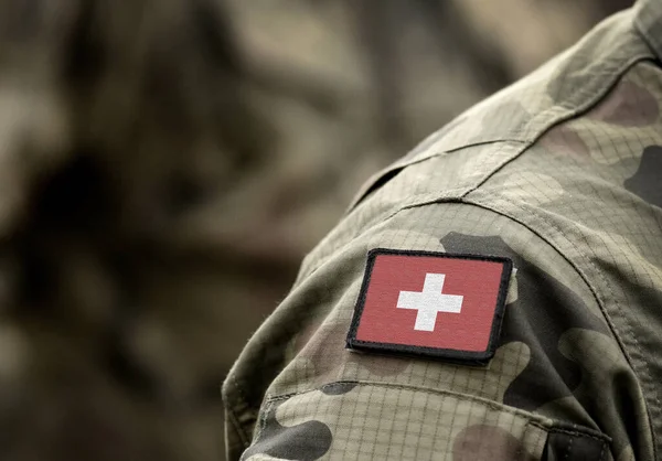 Svájc Zászlója Katonai Egyenruhában Svájci Zászló Katonák Karján Fegyveres Erők — Stock Fotó