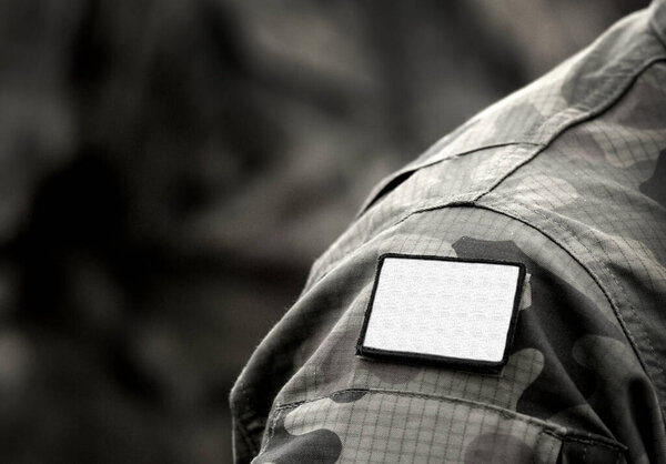 Белый флаг на военной форме. Белый флаг - это знак перемирия, капитуляции или прекращения огня, и просьба о переговорах. Армия, вооруженные силы, солдаты, война и мир.