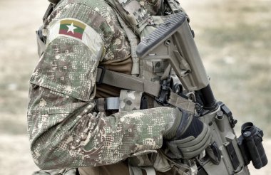 Tüfekli asker ve Myanmar bayrağı ve askeri üniformalı Burma olarak da bilinir. Kolaj. 