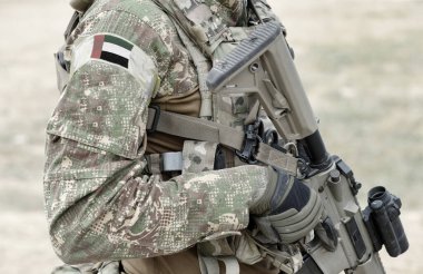 Tüfekli asker ve askeri üniformalı bayrak. Kolaj. 