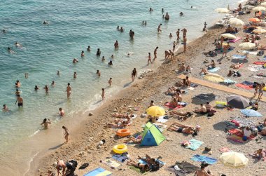 Dubrovnik, Hırvatistan - 06 Temmuz 2021: Dubrovnik yakınlarındaki plajda dinlenen bir kalabalık.