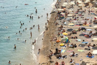Dubrovnik, Hırvatistan - 06 Temmuz 2021: Dubrovnik yakınlarındaki plajda dinlenen bir kalabalık.