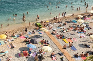 Dubrovnik, Hırvatistan - 06 Temmuz 2021: Dubrovnik yakınlarındaki plajda dinlenen bir kalabalık.