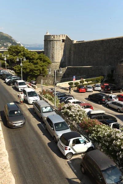 Dubrovnik Croácia Julho 2021 Carro Estacionamento Perto Cidade Velha Dubrovnik — Fotografia de Stock