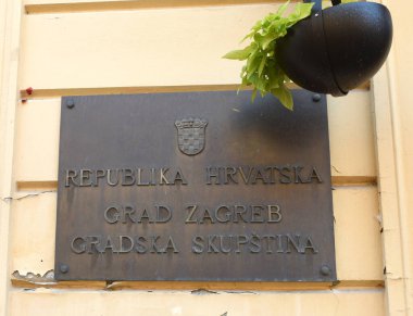 Zagreb, Hırvatistan - 26 Haziran 2021: Zagreb Belediye Meclisi (Grad Zagreb, Gradska Skupstine) tabelası Hırvatistan 'ın başkenti Zagreb' de.