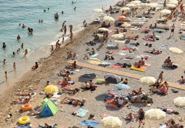 Dubrovnik, Hırvatistan - 06 Temmuz 2021: Dubrovnik yakınlarındaki plajda dinlenen bir kalabalık.